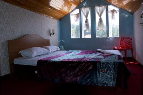 Tempat tidur dalam kamar di Yashita Homestay