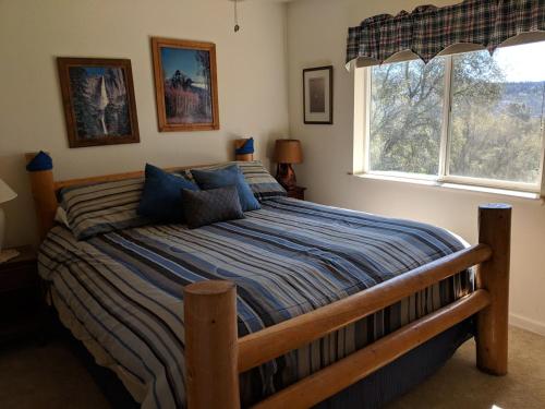 เตียงในห้องที่ Yosemite Nights Bed & Breakfast