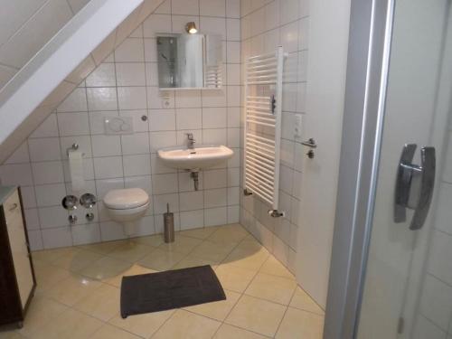 uma casa de banho com um lavatório e um WC em Fewo Floss em Floß