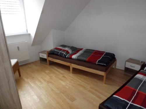 ein Schlafzimmer mit einem Bett in der Ecke des Zimmers in der Unterkunft Fewo Floss in Floß