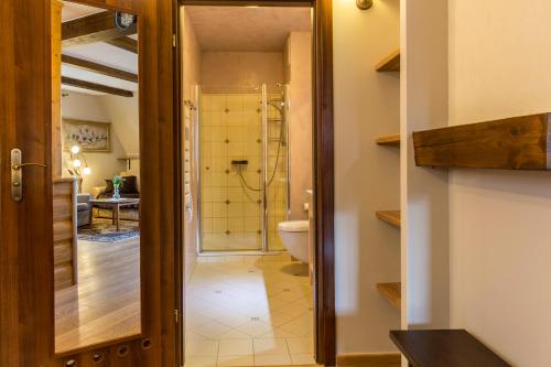 W łazience znajduje się kabina prysznicowa i toaleta. w obiekcie Apartment Tiffany w mieście Nowe Bystre