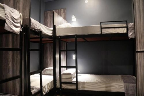 Кровать или кровати в номере Backpackers Park Varanasi