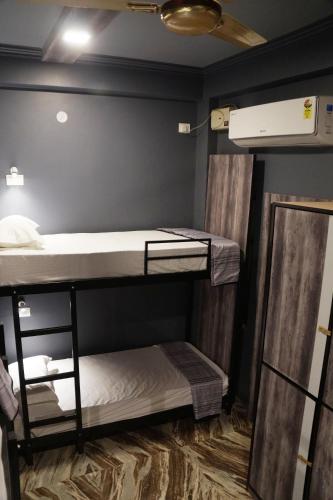 Кровать или кровати в номере Backpackers Park Varanasi