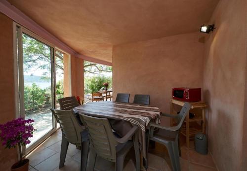 une salle à manger avec une table et des chaises et une fenêtre dans l'établissement Villa Monte Bianco, à Coti-Chiavari