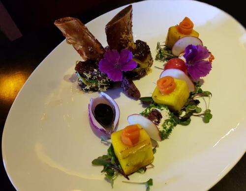 Makanan di atau berdekatan hotel