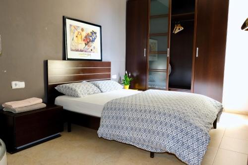 - une chambre avec un lit doté d'une tête de lit en bois dans l'établissement Apartment Port Forum, à Barcelone