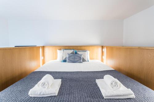 Un dormitorio con una cama con toallas blancas. en Alfama Blue Studio Loft Apartment - by LU Holidays, en Lisboa