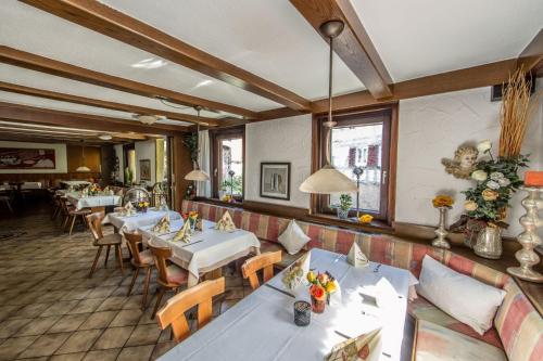 - un restaurant avec des tables et des chaises dans une salle dans l'établissement Hotel Rössle, à Freiberg am Neckar