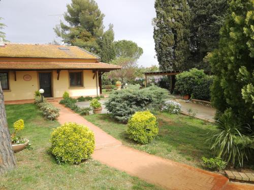 dom z ogrodem i chodnikiem w obiekcie Vacanze Verde Mare - Beggi w mieście Casale Marittimo