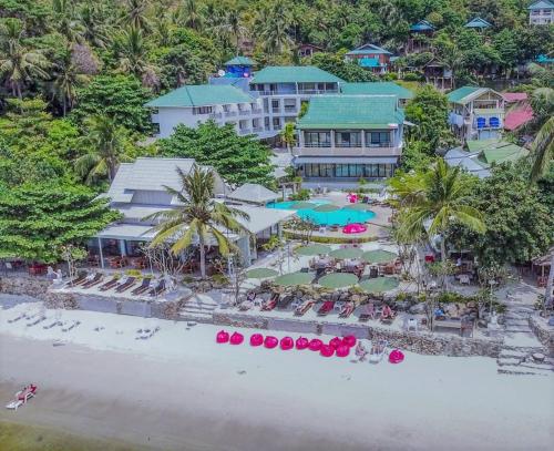 eine Luftansicht des Resorts vom Strand aus in der Unterkunft Villa Cha-Cha Salad Beach Koh Phangan in Salad Beach