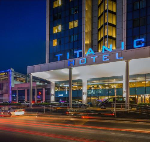 een gebouw met een bord dat hotel leest bij Titanic Port Bakirkoy in Istanbul