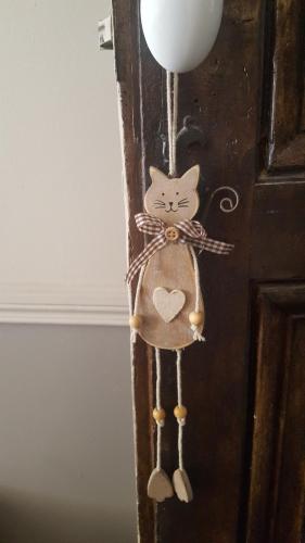 a cat decoration on a door with a balloon at La Belle Vie B&B in Montréal