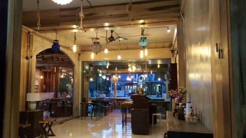 un restaurante con mesas y sillas en una habitación en Chatchada House, en Ao Nang Beach