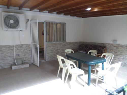 um quarto com uma mesa e cadeiras e uma ventoinha em Hotel Dioni em Paralia Katerinis