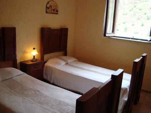 a bedroom with two beds and a window at Poggio San Giacomo in Baschi