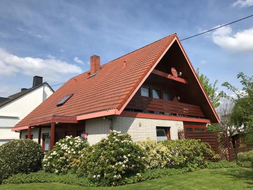 una casa con un tetto di gamberi sopra di Ferienwohnung Jutta u. Andreas Arenz a Minderlittgen