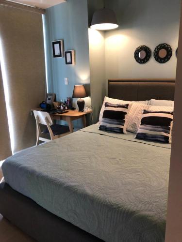 A bed or beds in a room at Modern and Cozy Studio near Airport Terminal 3