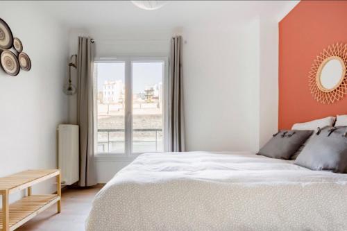 マルセイユにあるSerenity Escape Marseille - T4 Vieux Portのベッドルーム(大型ベッド1台、窓付)