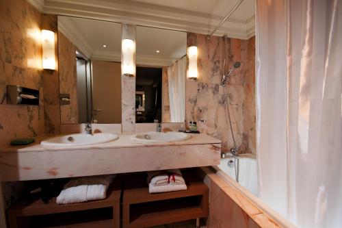 
A bathroom at Hôtel Mermoz
