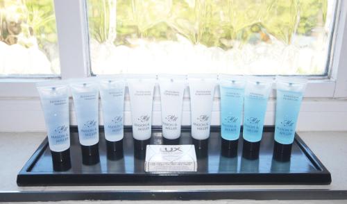 a group of bottles of moisturizers sitting on a tray at Marlborough House - Guest House in Oxford