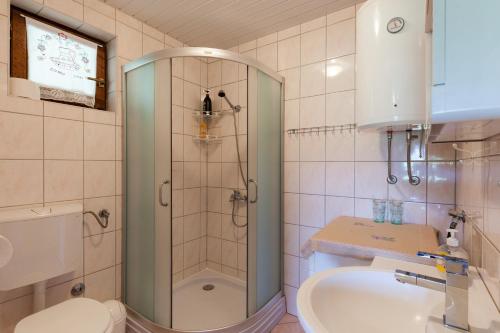 Un baño con ducha, inodoro y lavabo. en Peace of Nature ***, en Slunj