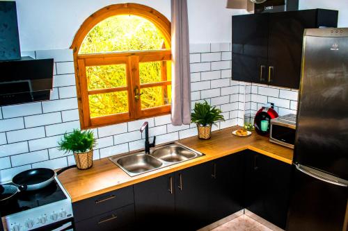 een keuken met een wastafel en een raam bij Villa-Maria in Triopetra