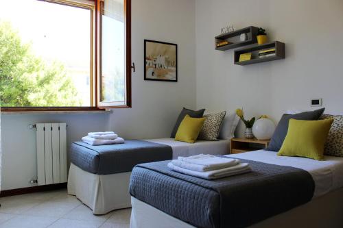 uma sala de estar com duas camas e um sofá em Cagliari Family Apartment em Cagliari