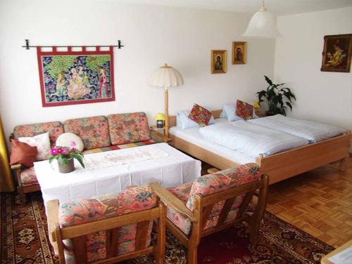 ein Wohnzimmer mit 2 Betten und einem Sofa in der Unterkunft Ferienwohnung Uhrmann Franz in Lindberg