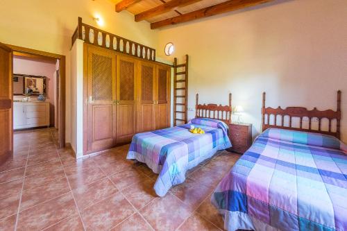 A bed or beds in a room at Villa Pula Viñas Country villa 3 bedrooms pool and fabulous views of the Pula golf course near Son servera