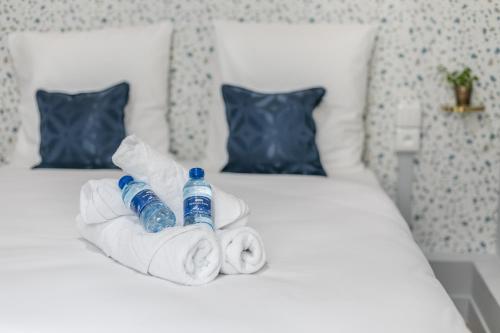 - 2 bouteilles d'eau et des serviettes sur un lit dans l'établissement WS Saint-Lazare - Opera, à Paris