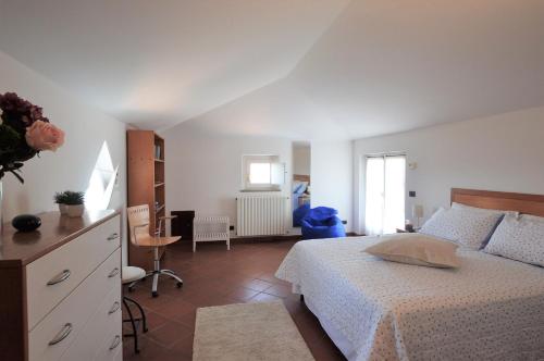 a bedroom with a bed and a desk and a chair at La Casa di Chloe in Poggibonsi
