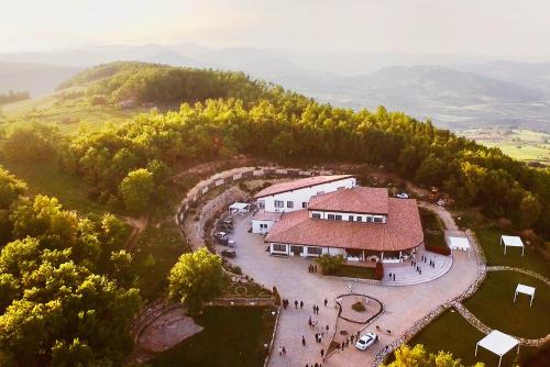 Vue aérienne d'une maison sur une colline dans l'établissement PARCO DELLE STELLE, à Castelmauro