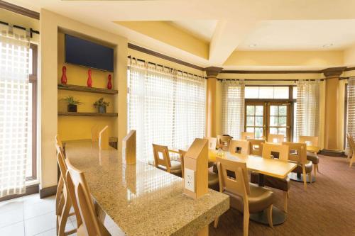 a waiting room with a table and chairs at La Quinta by Wyndham Raleigh/Durham Southpoint in Durham