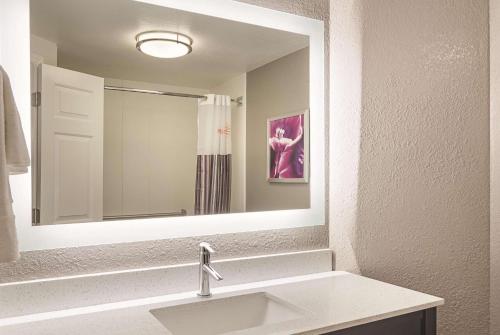 Ванная комната в La Quinta by Wyndham Atlanta Perimeter Medical