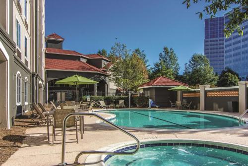 Piscina de la sau aproape de La Quinta by Wyndham Atlanta Perimeter Medical