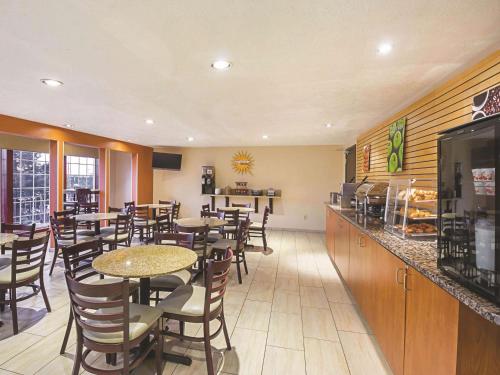 a dining room with tables and chairs in a restaurant at La Quinta by Wyndham Woodburn in Woodburn