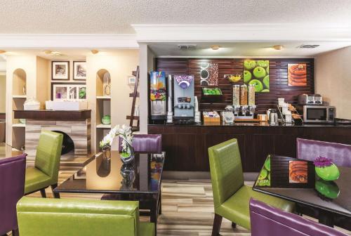un ristorante con sedie viola e verdi e un bancone di La Quinta Inn by Wyndham Odessa a Odessa