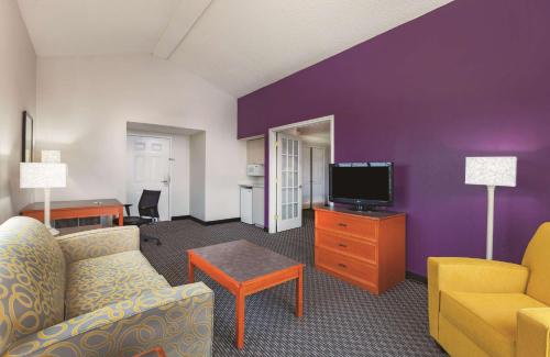 ミッドランドにあるLa Quinta Inn by Wyndham Midlandのソファとテレビのあるリビングルーム