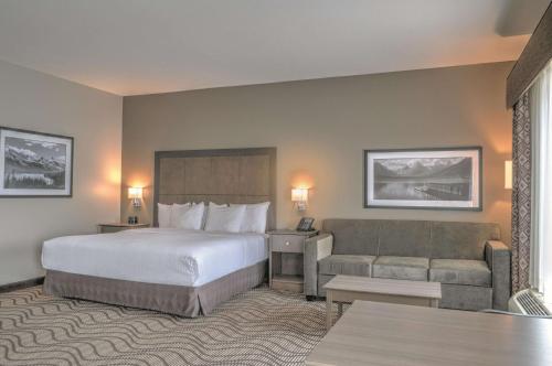 A bed or beds in a room at Best Western Plus Kalispell/Glacier Park West Hotel & Suites