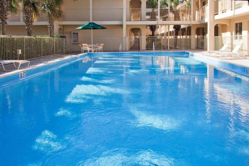 Bazén v ubytování La Quinta Inn by Wyndham Tallahassee North nebo v jeho okolí
