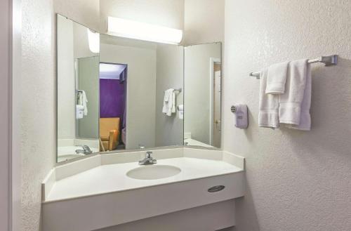 La Quinta Inn by Wyndham Midlandにあるバスルーム