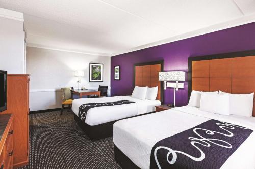 A bed or beds in a room at La Quinta Inn by Wyndham Midland