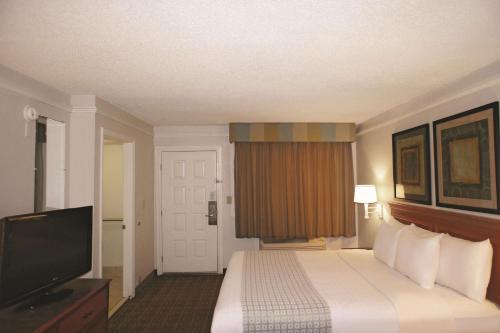 TV a/nebo společenská místnost v ubytování La Quinta Inn by Wyndham Tallahassee North