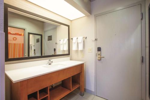 a bathroom with a sink and a large mirror at La Quinta Inn & Suites by Wyndham Jackson Airport - Pearl in Pearl
