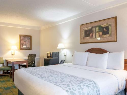 Letto o letti in una camera di La Quinta Inn by Wyndham New Orleans Veterans / Metairie