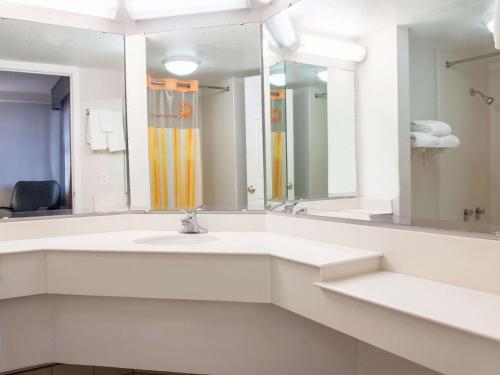 Bagno di La Quinta Inn by Wyndham New Orleans Veterans / Metairie