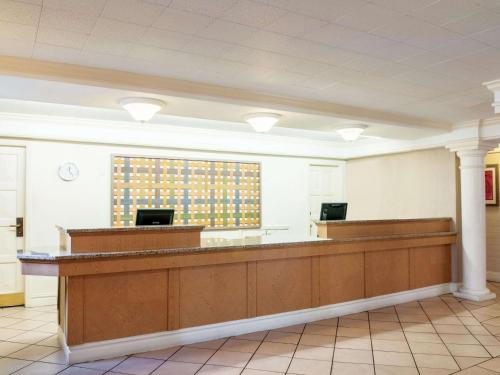 a large waiting room with a reception desk at La Quinta Inn by Wyndham New Orleans Veterans / Metairie in Metairie