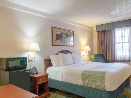 Letto o letti in una camera di La Quinta Inn by Wyndham New Orleans Veterans / Metairie