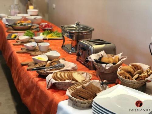 una mesa con cestas de pan y una tostadora en Palo Santo Galápagos Hotel, en Puerto Ayora