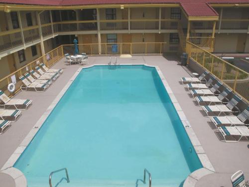 an overhead view of a large swimming pool in a hotel at La Quinta Inn by Wyndham Nashville South in Nashville